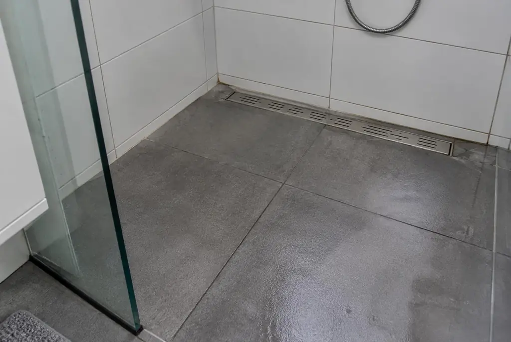Lekdetectie Castricum – lekkende inloopdouche met natte voegen