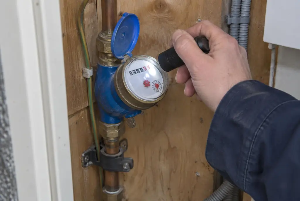 Lekdetectie Castricum – watermeter in de meterkast controleren met een zaklamp
